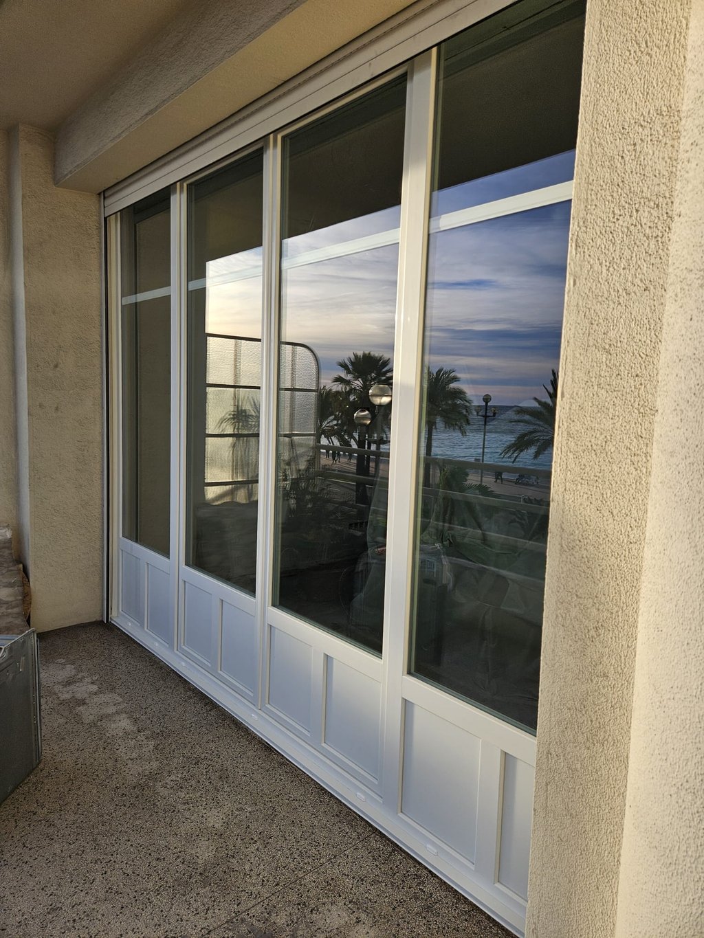 Photo de vue mer + double vitrage + fenêtre sur mesure + coulissant aluminium + verre + fenetre
