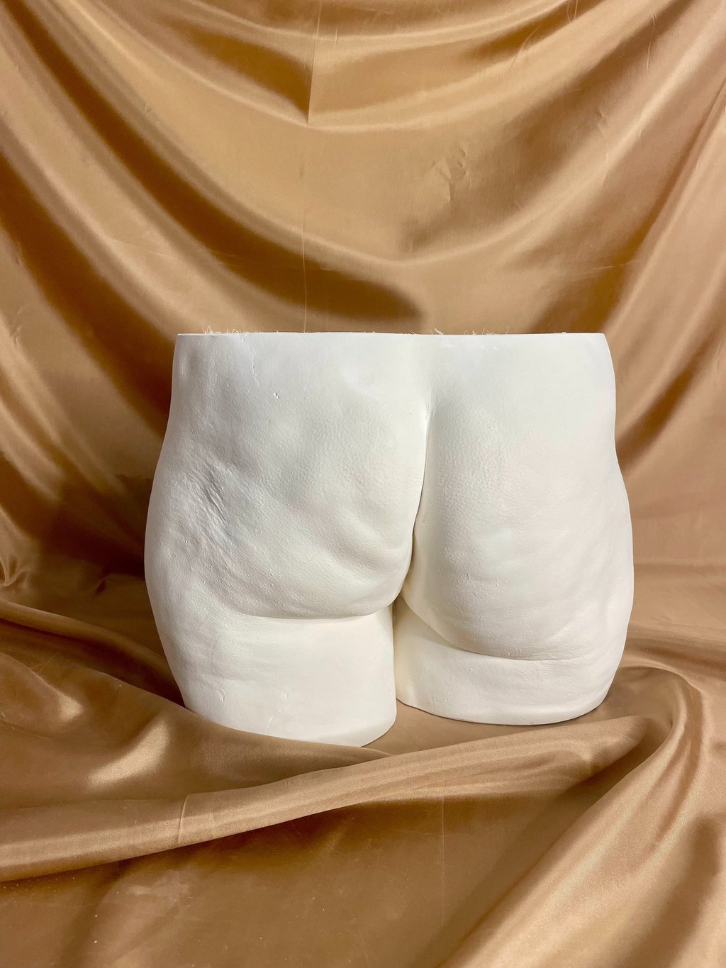 Moulage fesses en plâtre sur fond doré - Moulage intime Bordeaux