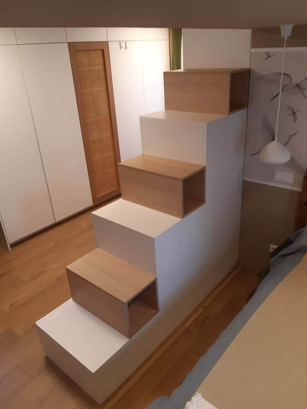 Meuble escalier sur mesure porte cannage