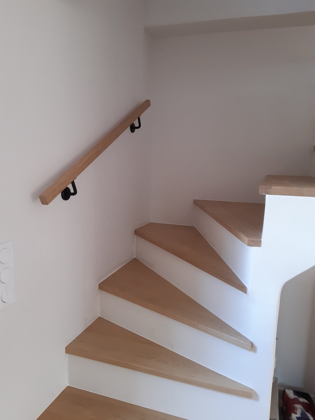 Marches escalier chêne sur-mesure et main courante L'AGENCEUR