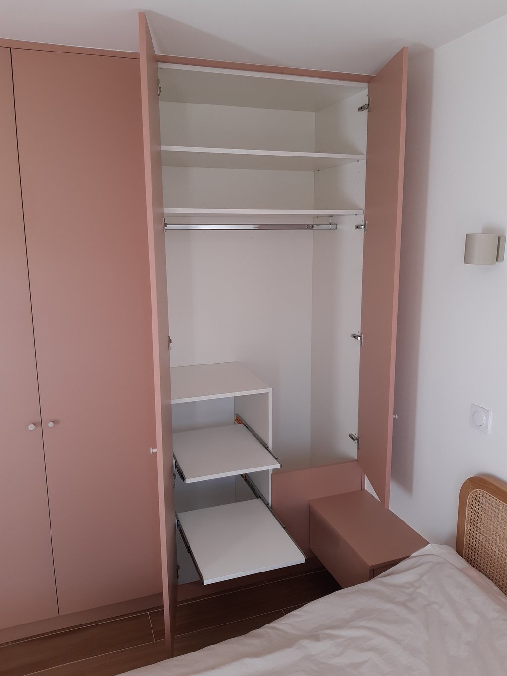 Etagères coulissantes et penderie "robes"