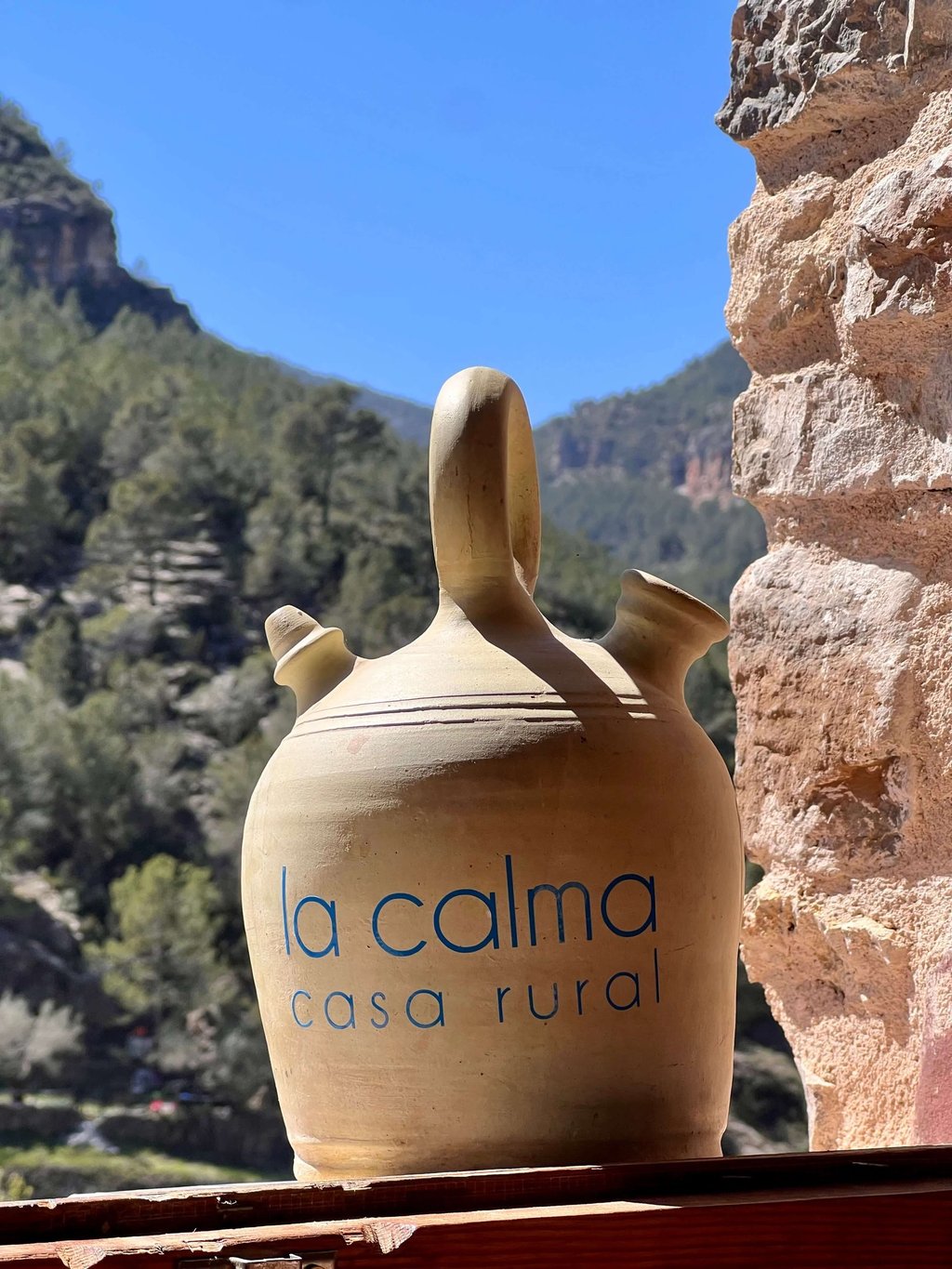 Botijo tradicional con el logo de La Calma, casa rural en Castellón, con vistas al entorno natural