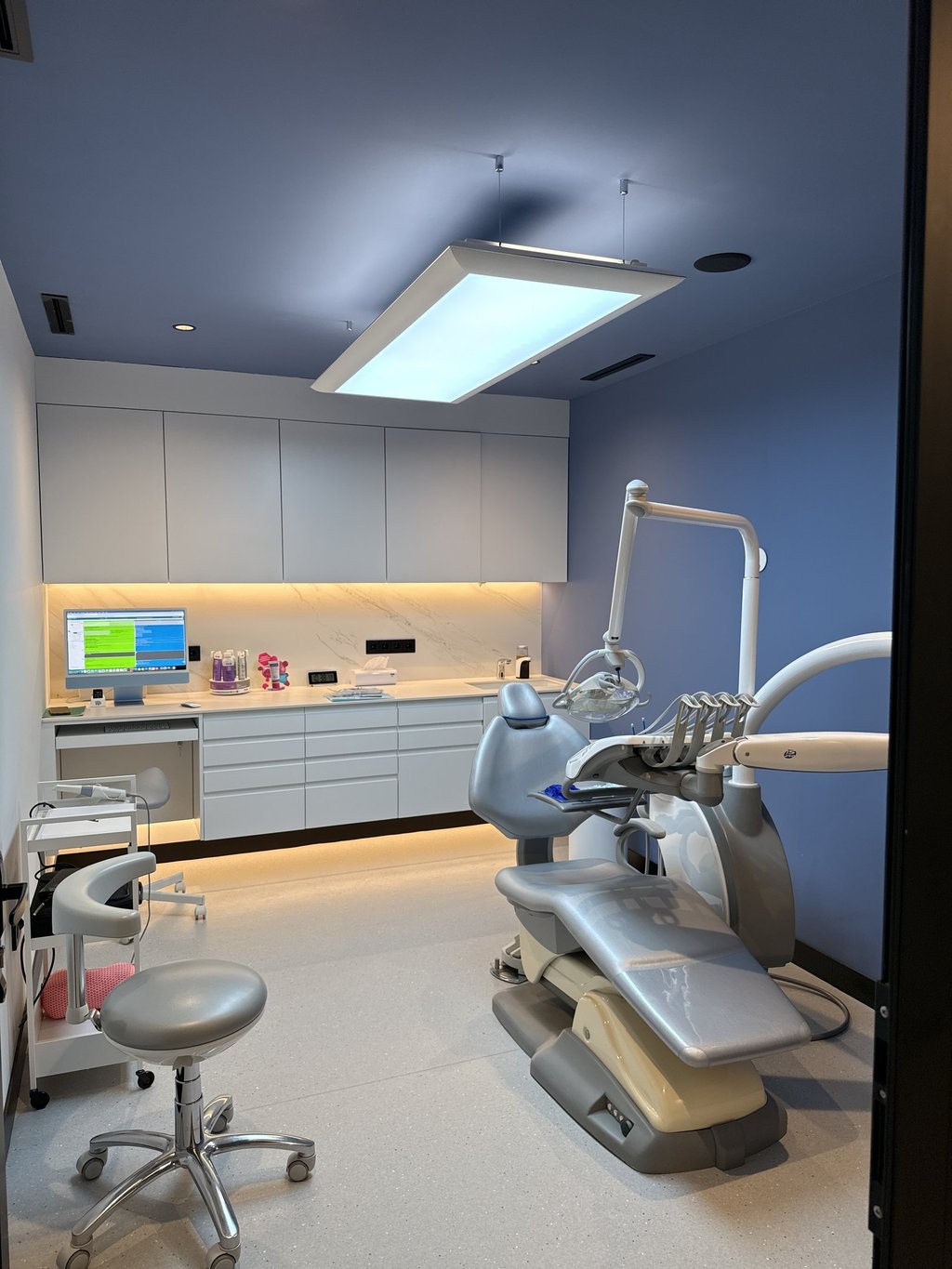 Consultorio dental moderno de la Clínica Bocarriba en Costa del Silencio, con paredes azules