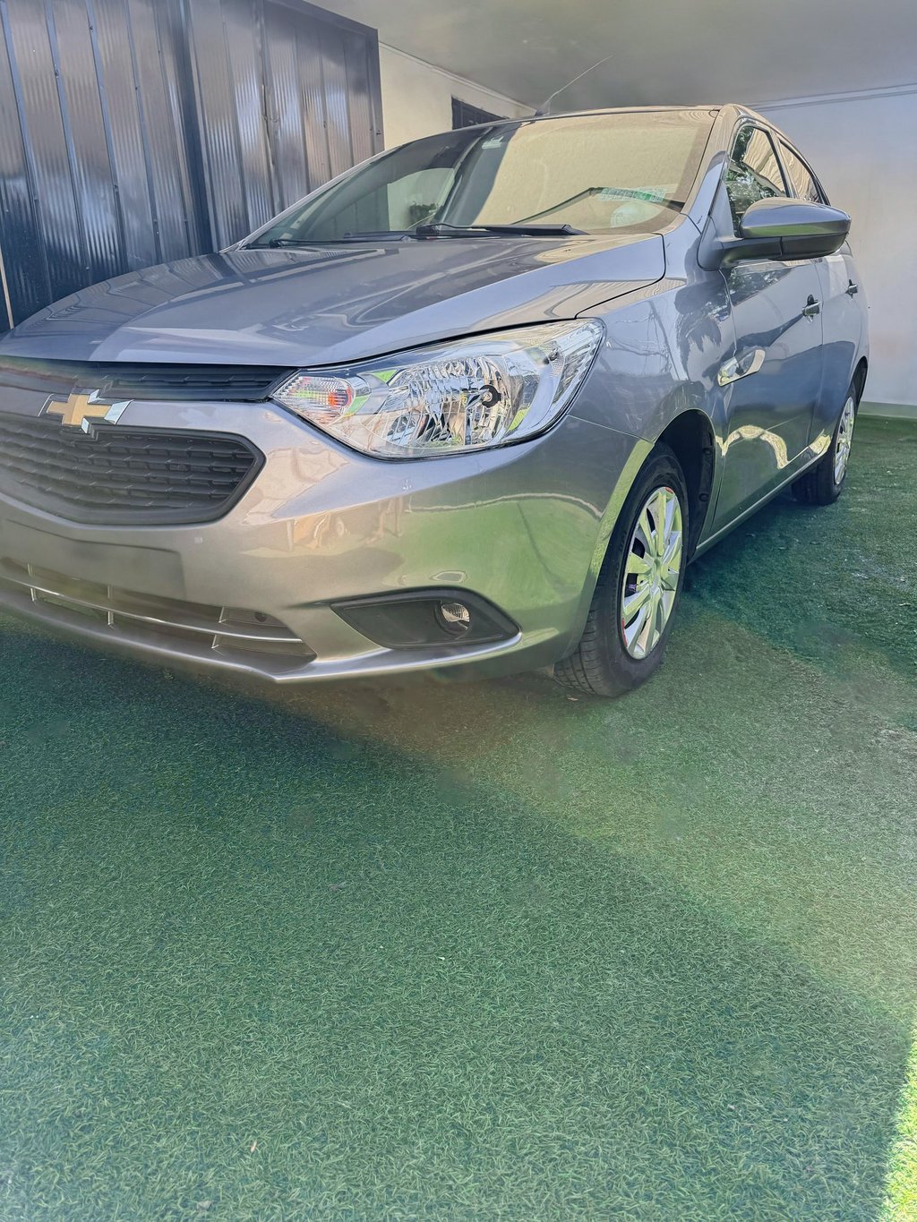 Auto recién cambiado de parachoque y recién pintado