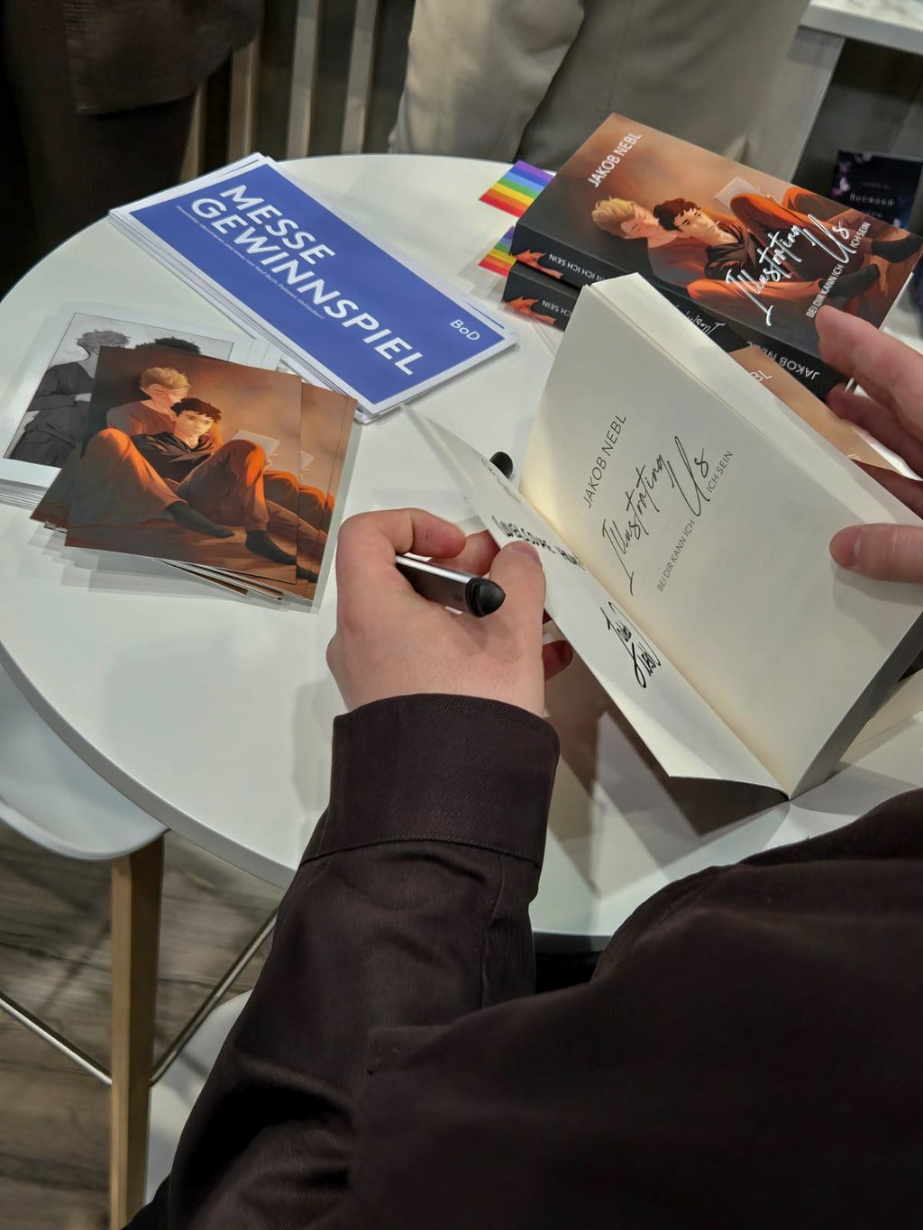 Auf diesem Bild ist ein aufgeschlagenes Buch zu erkennen, welches signiert wird.