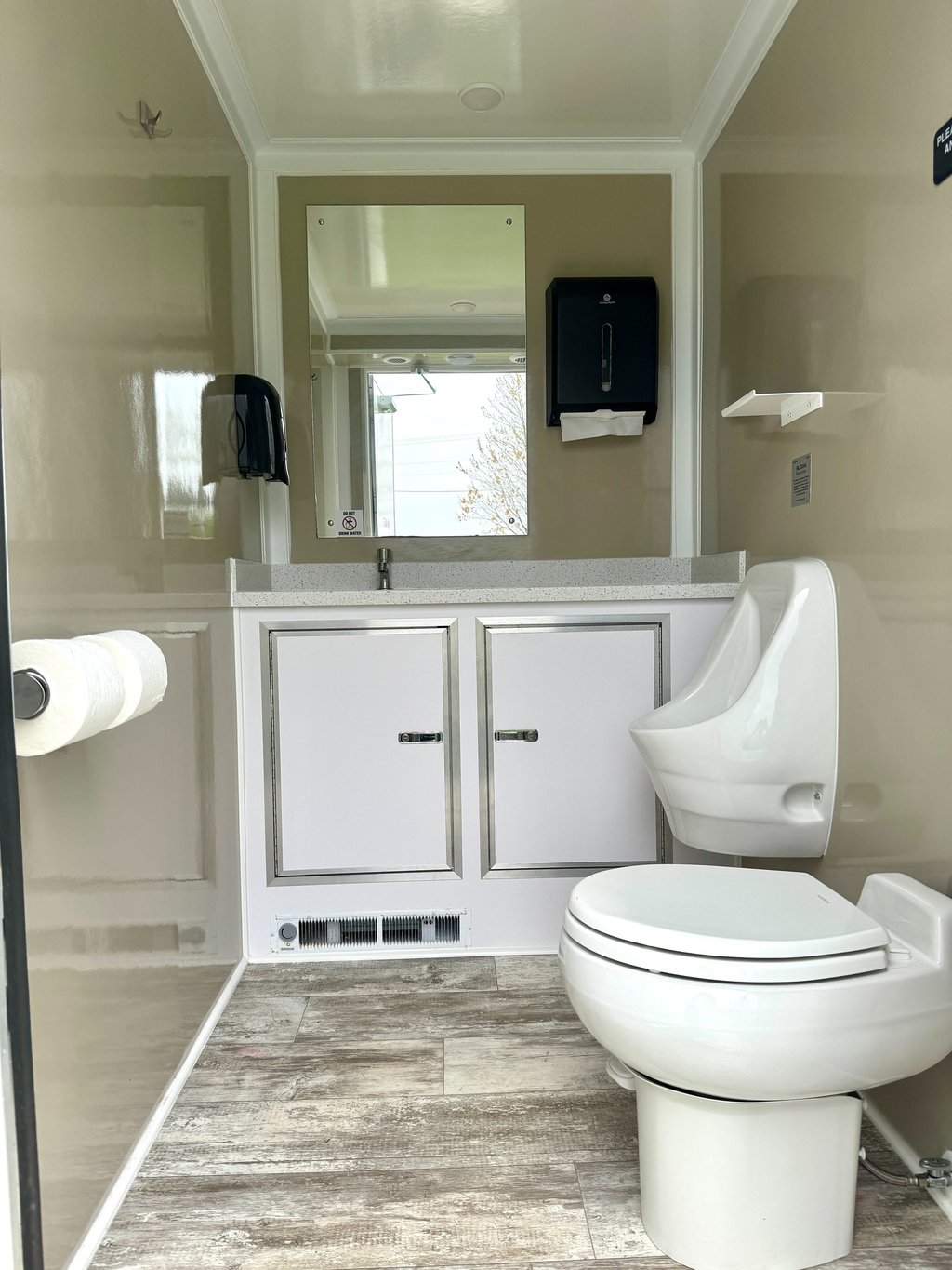luxury restrooms, luxury bathroom men's stall