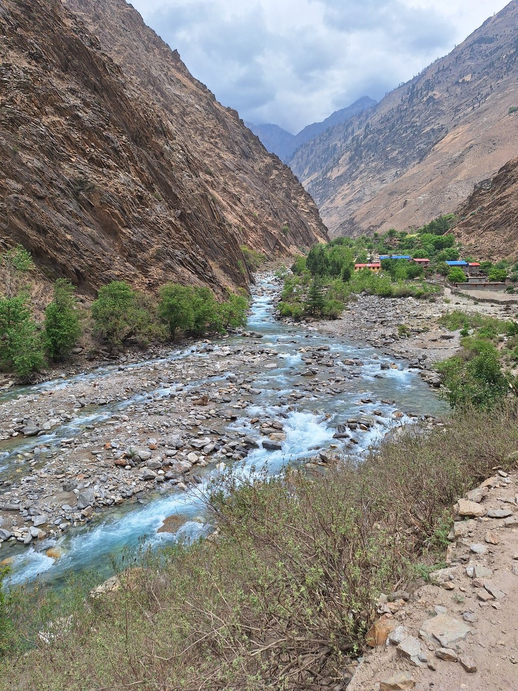 rivière le long du trek phoksundo