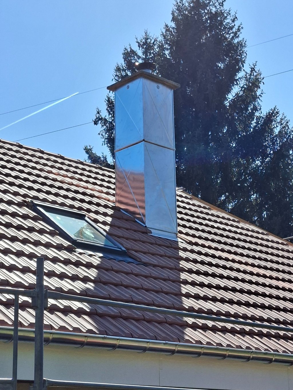 Manteau d'une grande cheminée en zinc à côté de Feche l'église.