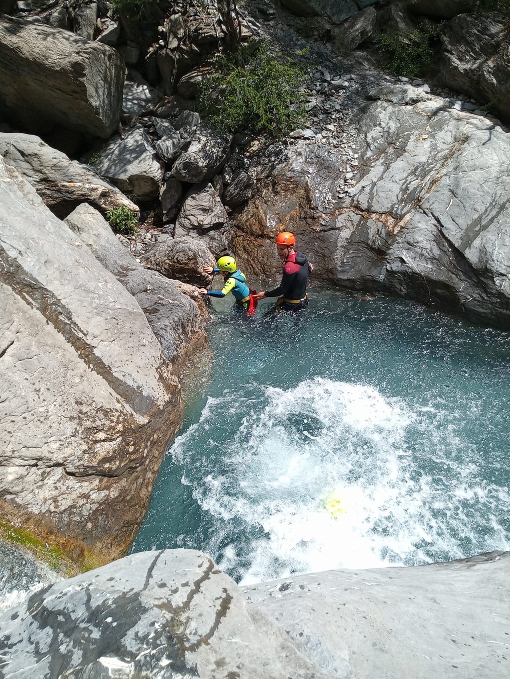 canyoning Hautes Alpes lac de Serre ponçon en famille, enfants à partir de 6 ans, canyon embrun