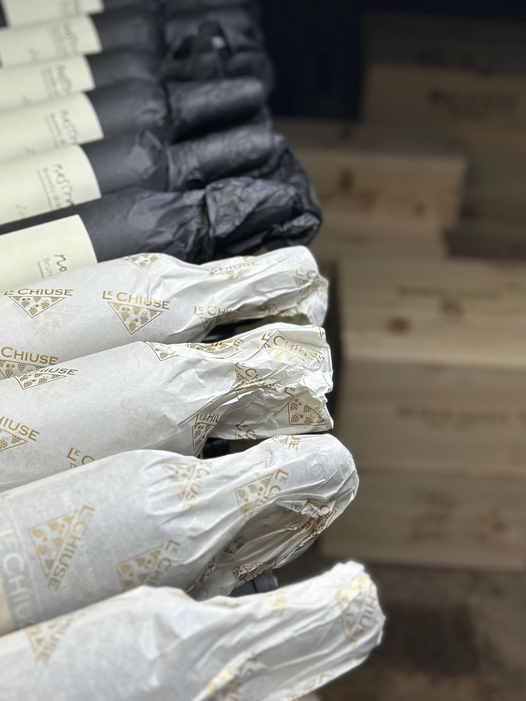 Selezione di vini pregiati e Brunello di Montalcino nella cantina del ristorante - Wine cellar and l