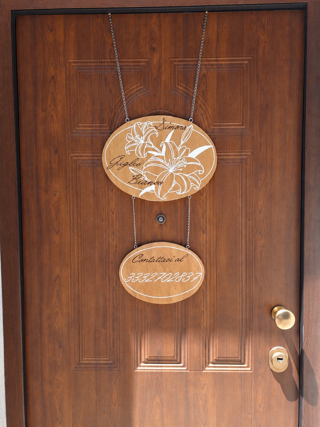 Porta di entrata della Dimora con insegna in legno