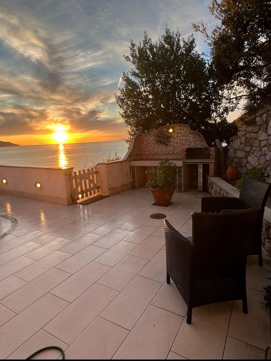 Spazi esterni con barbecue e zona relax