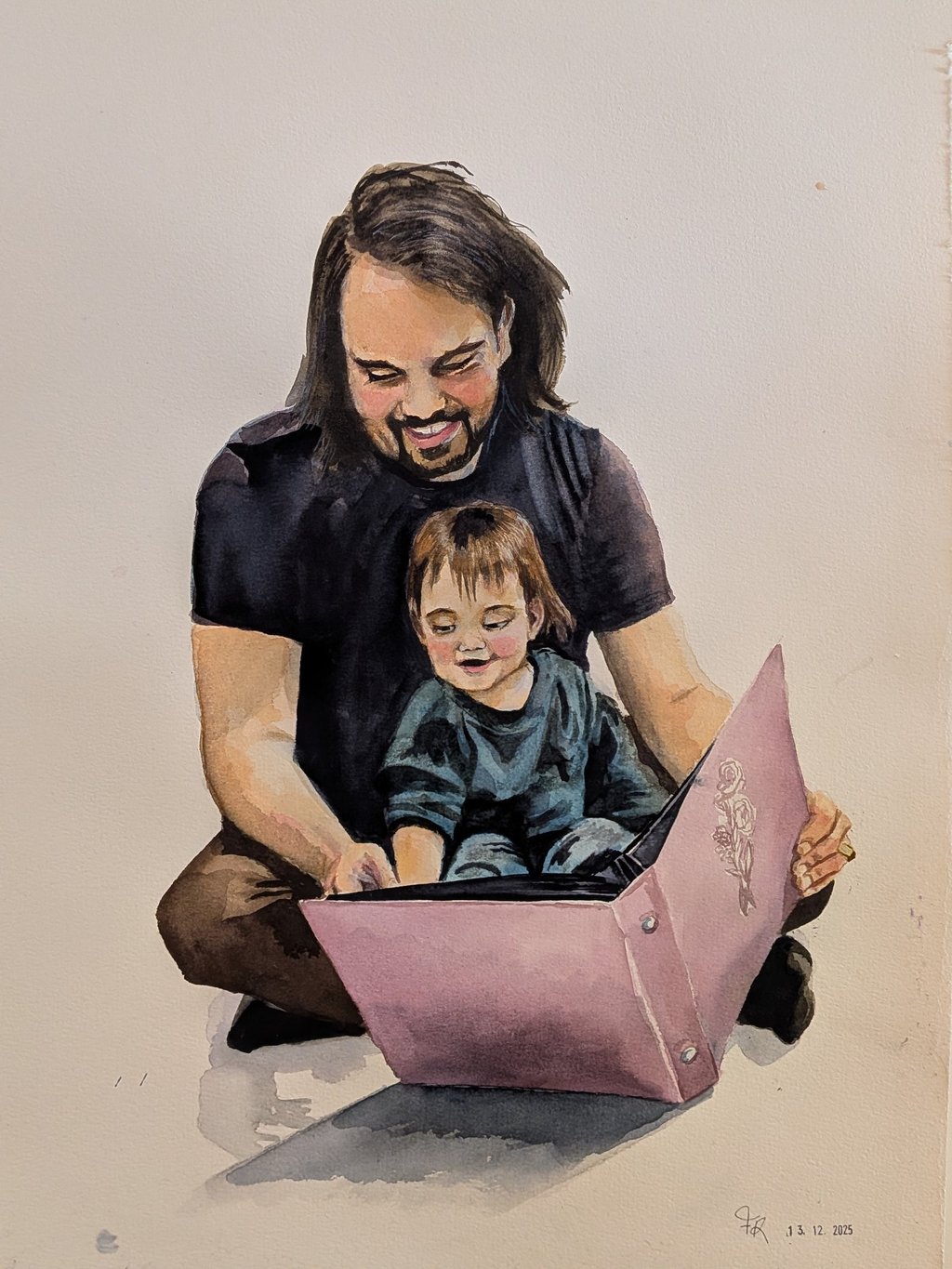 Papa en baby zitten samen een boek te lezen en lachen, waterverf portret als geschenk.