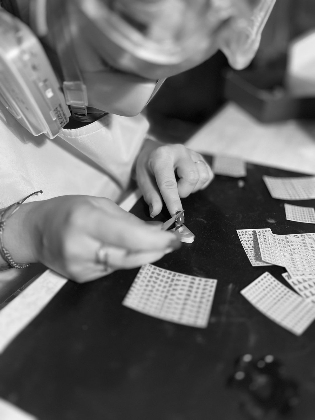 Atelier artisanale, femme qui créer et personnalise un porte clés