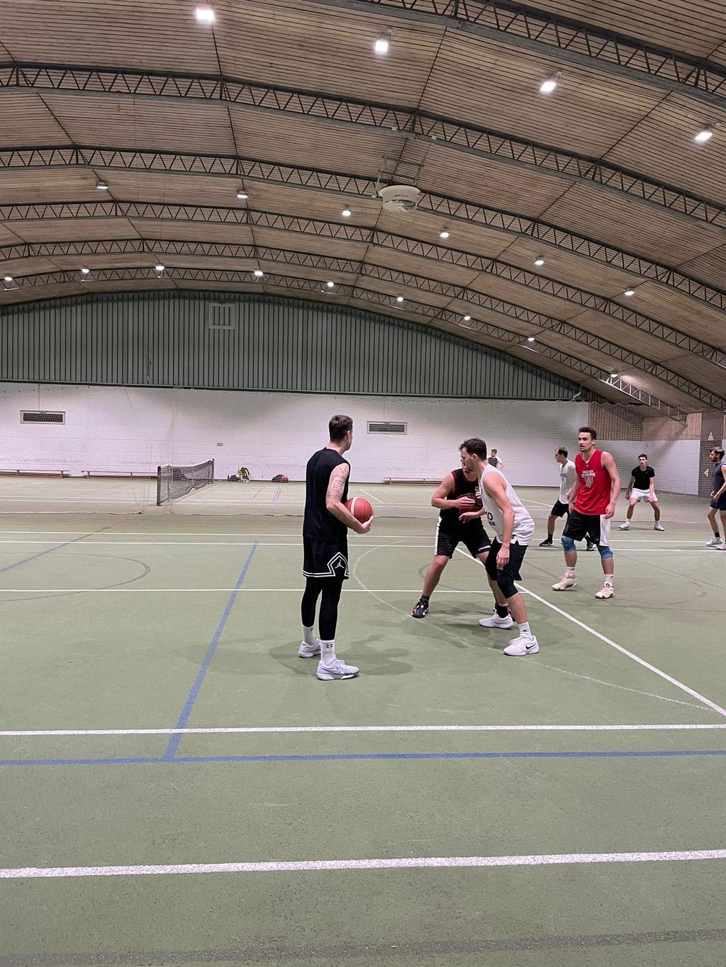 alt="Basketballspieler Alexander Rüeck in Aktion""