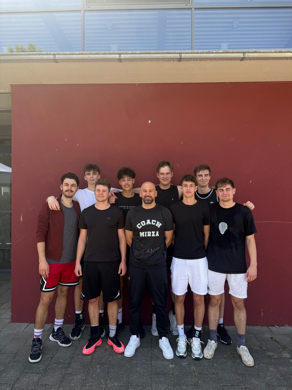 alt="Gruppenfoto der Trainingsplattform des MTV Karlsruhe mit Coach Mirza Djodjic"