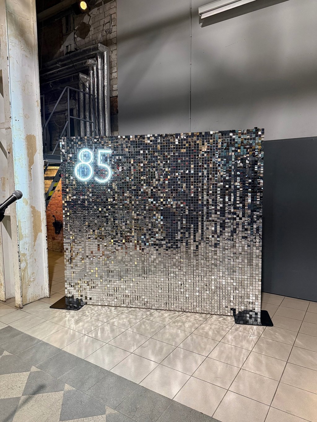 sidabrine fotosiena, foto siena, svieciantys skaiciai, stendo nuoma, foto sienele gimtadieniui