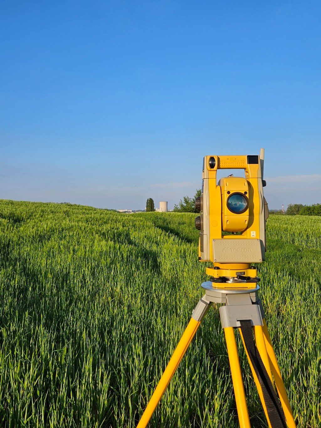 Een totaalstation in de velden.
