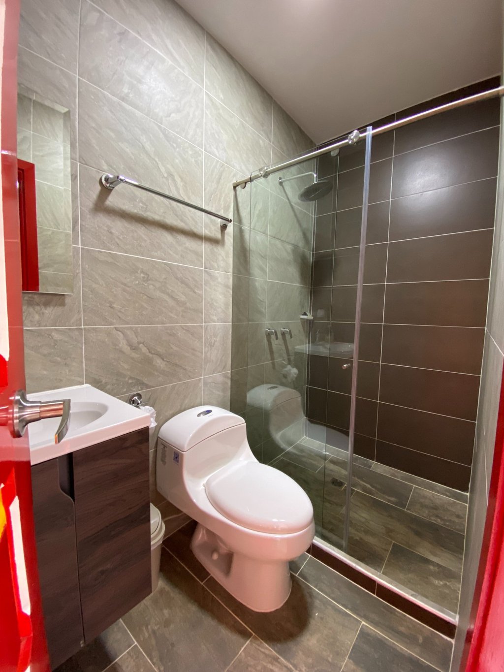 Baños cómodos con ducha de agua caliente