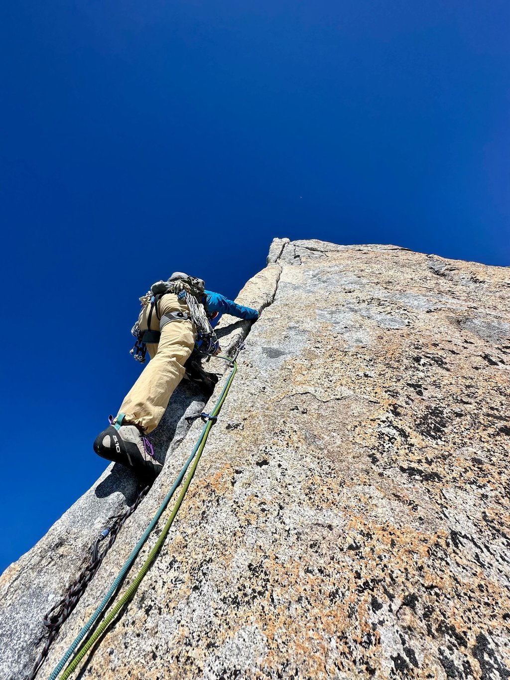 Hand jamming on Spigolo Vinci, Pizzo Cengalo. Valmasino, Italy