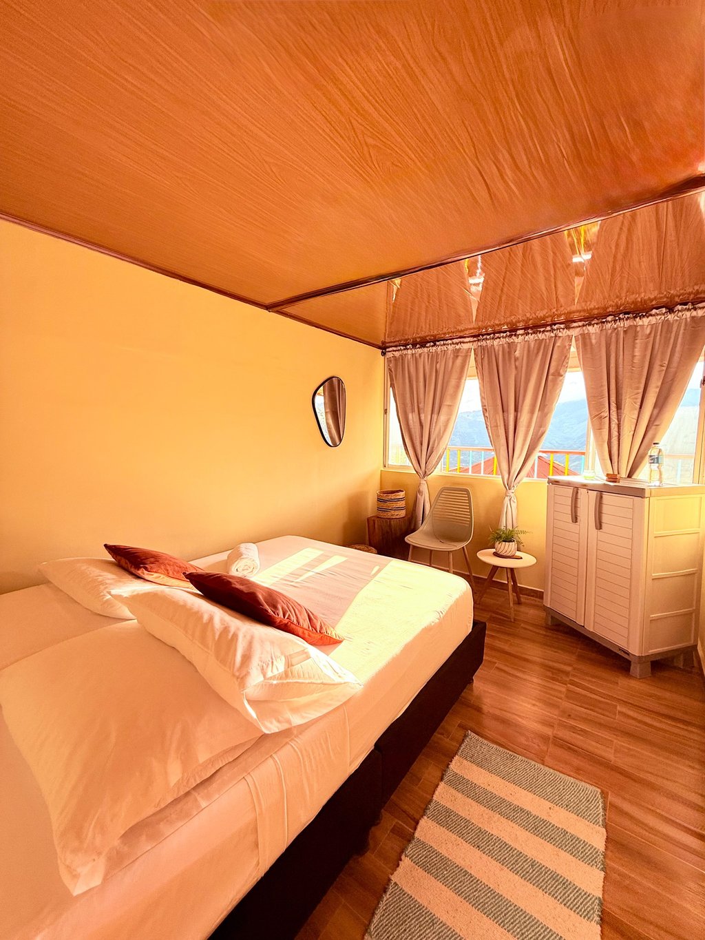 Habitación sencilla con iluminación natural