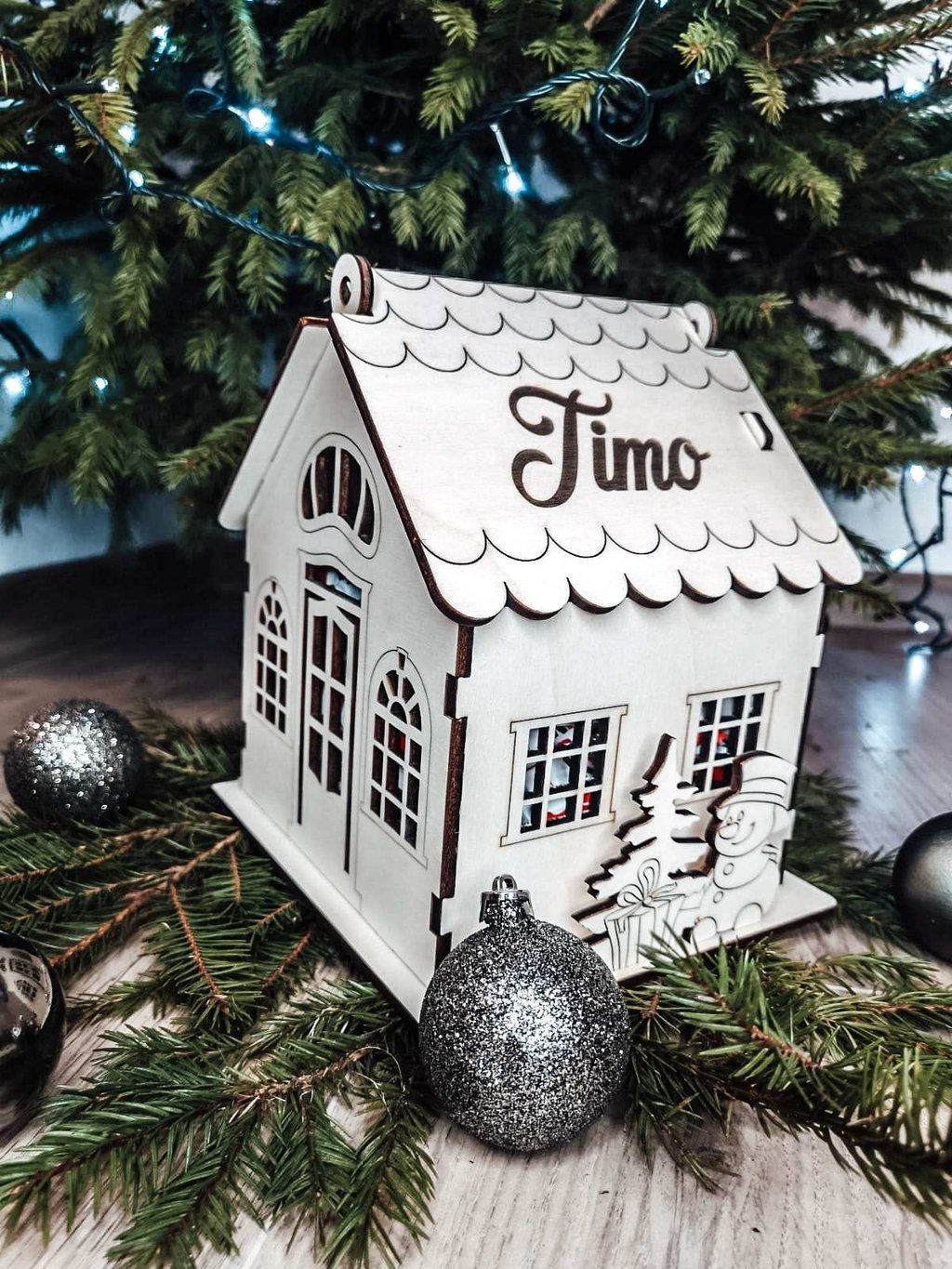 Graviruotas kaledinis namelis su vardu ir papuosimais
