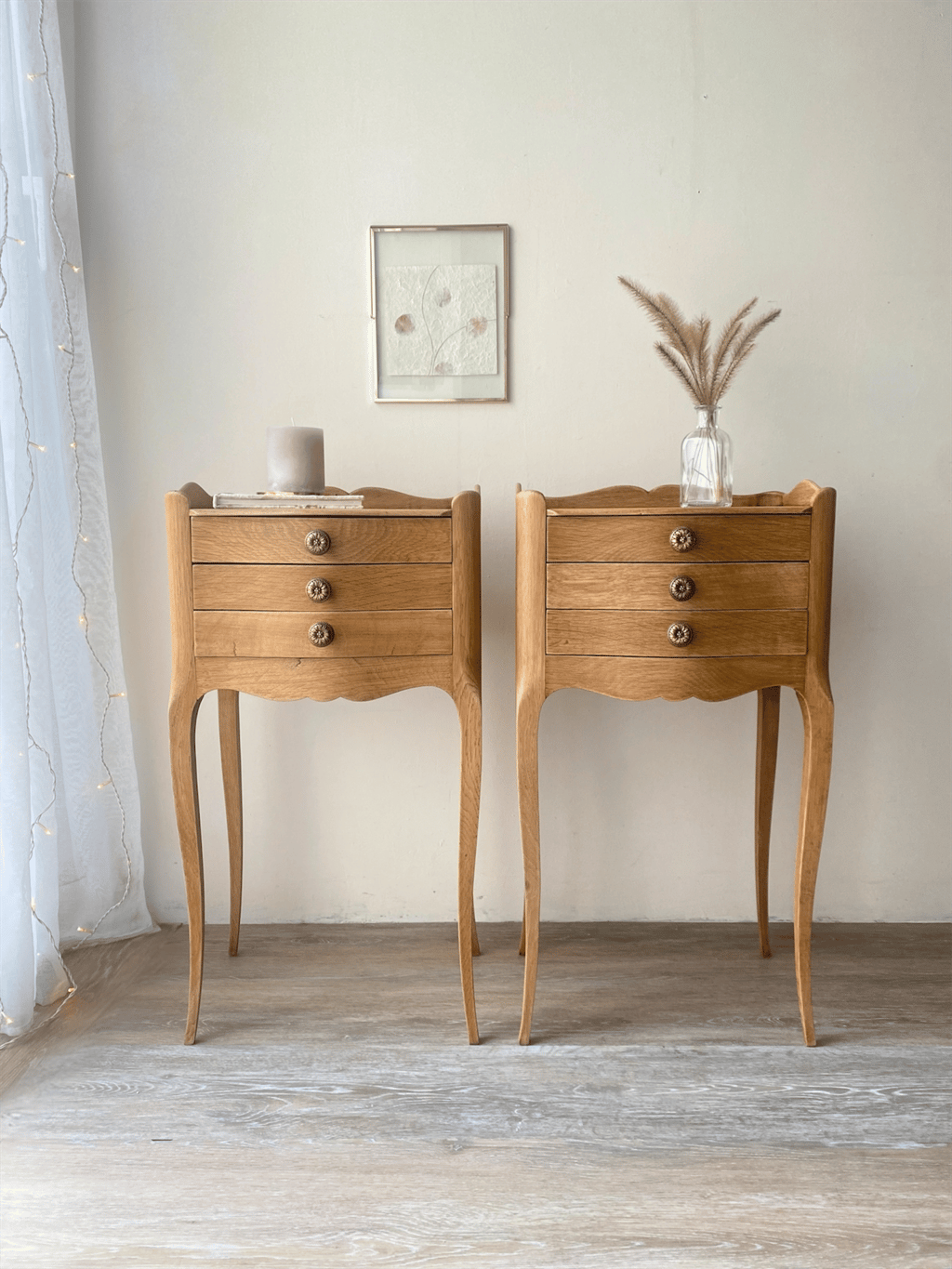 Chevets anciens de style Louis XV rénovés dans l'atelier Chêne & Chiné