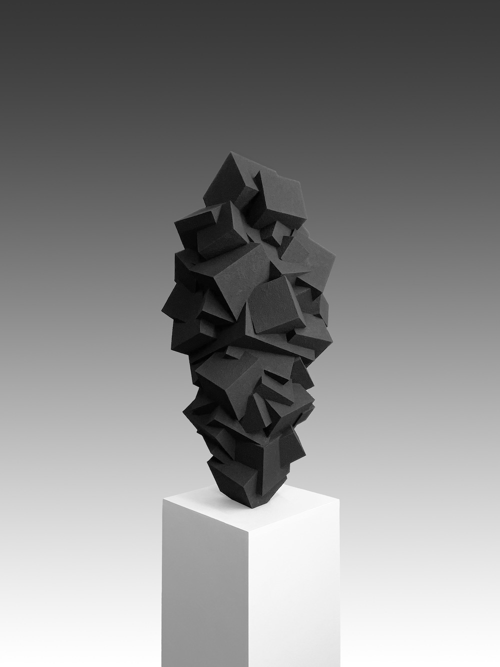 Sculpture Pyrite noire monochrome sur socle blanc