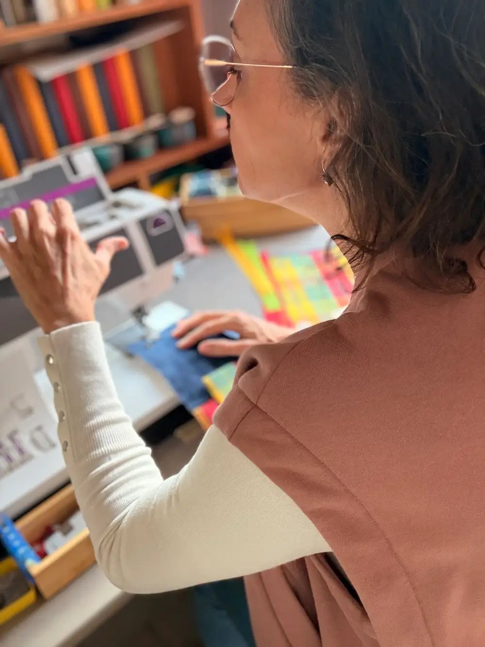 Anne Olgiati, créatrice artisane textile de l'atelier Dès 2mains