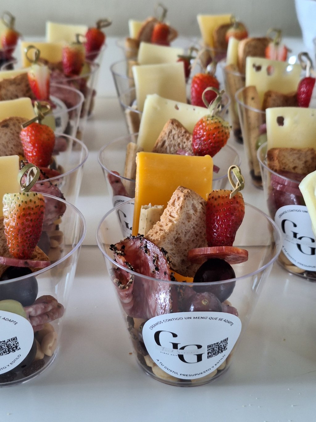 Sección gourmet de quesos, fiambres y frutas.