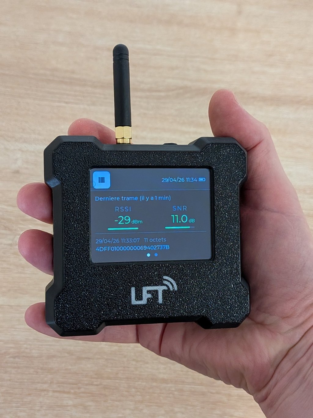 LFT tenu en main, écran affichant RSSI et SNR