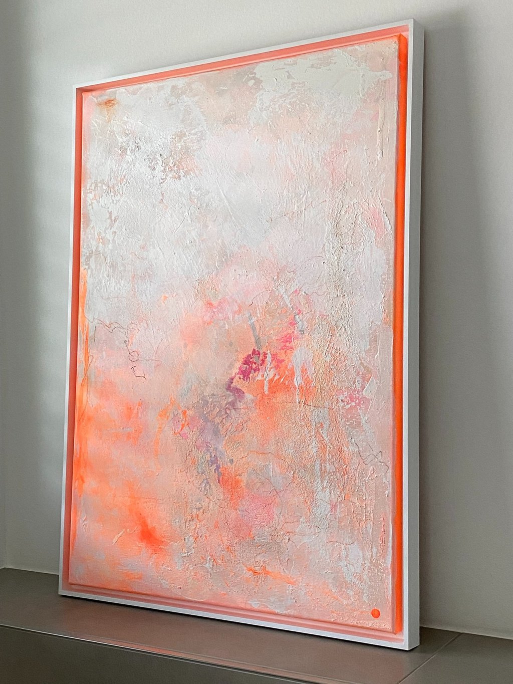 Abstraktes Kunstwerk Malerei mit zarten hellen Tönen und Neon Neonorange