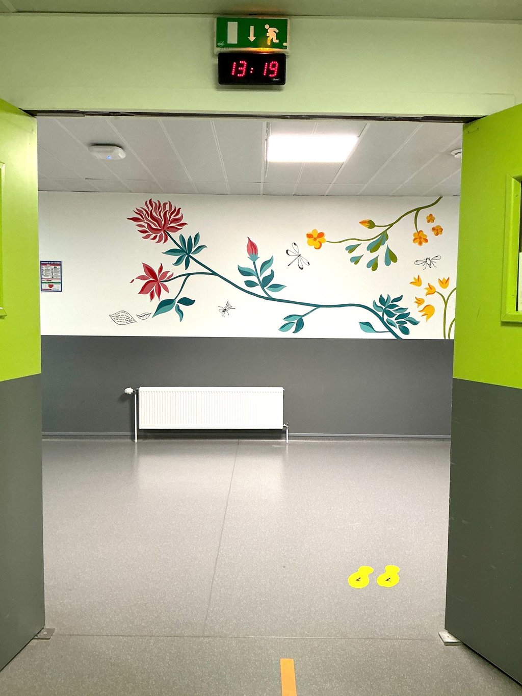 Fresque murale mur maternité hôpital CHU Caen Normandie motif floral sur-mesure coloré peinture