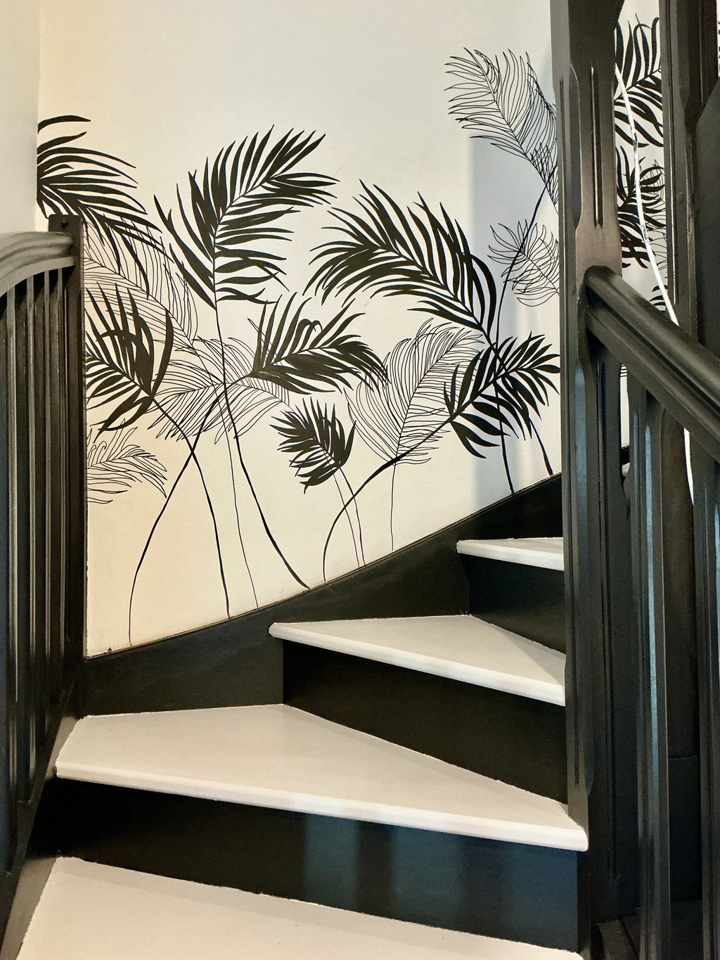 fresque escalier palmiers noir et blancs peinture main sur mesure peintre Normandie Caen