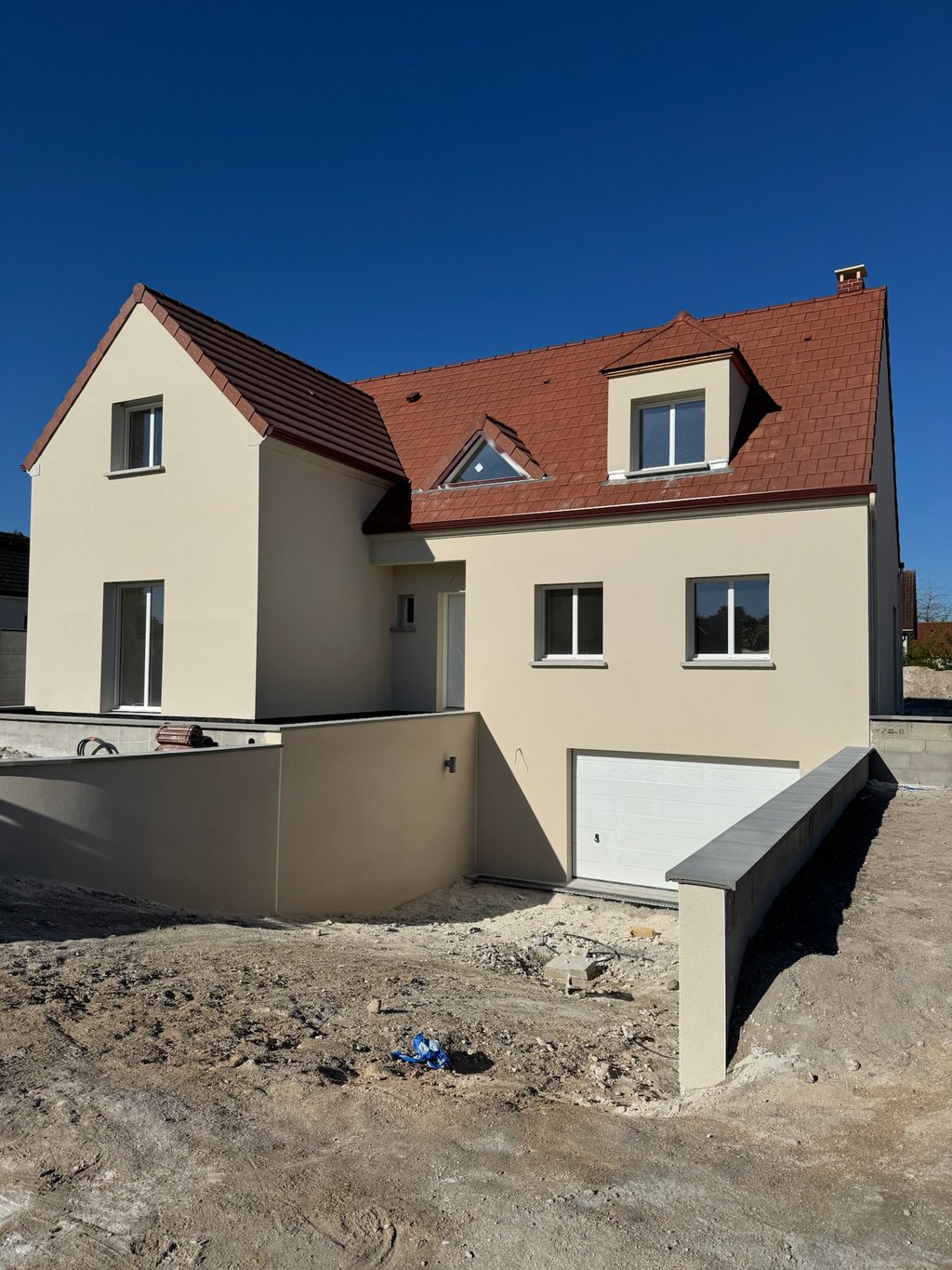 Maison moderne de deux étages récemment construite par MTC à Chalons