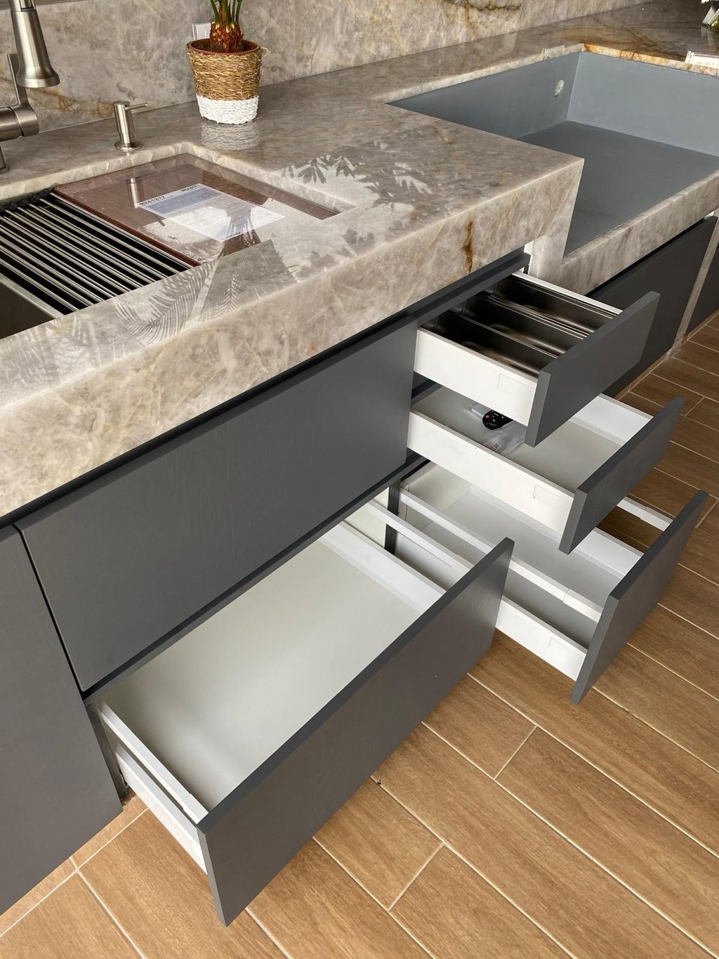 lavatrastos integrado en cocina exterior con gavetas