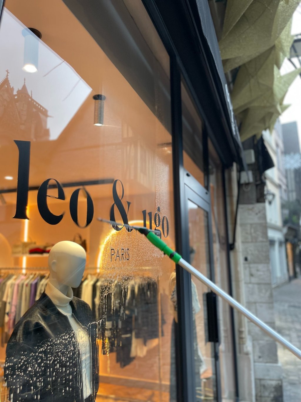 Nettoyage professionnel des vitres du magasin Léo et Ugo à Rouen par M & M Services Pro