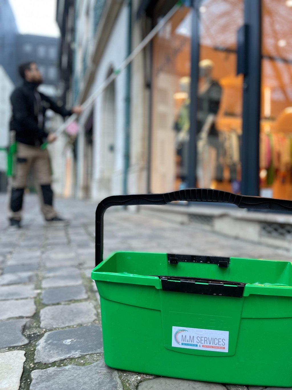 Agent de M & M Services Pro effectuant le nettoyage des sols dans un commerce à Rouen