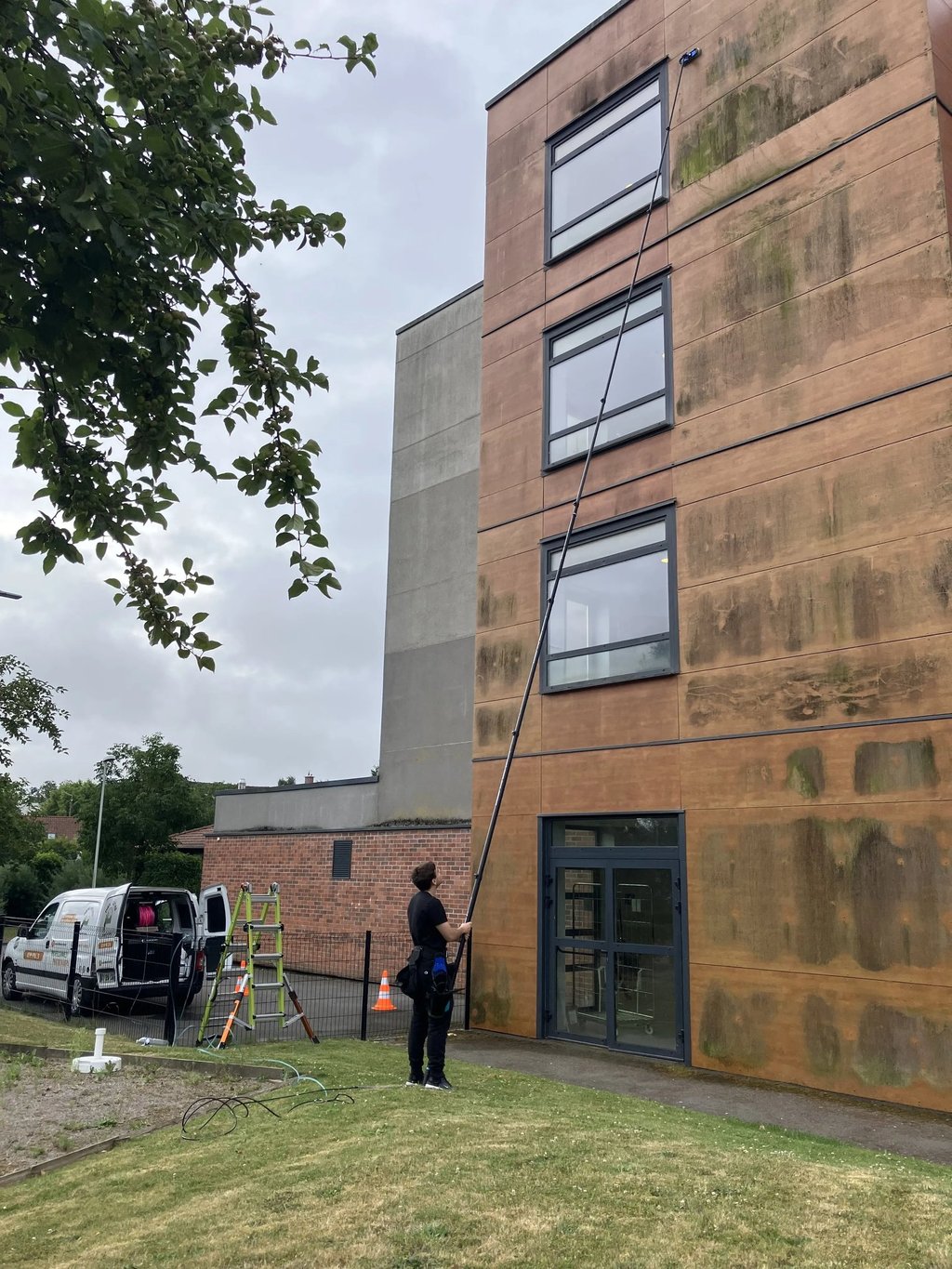 Façade vitrée avant nettoyage à l’eau pure