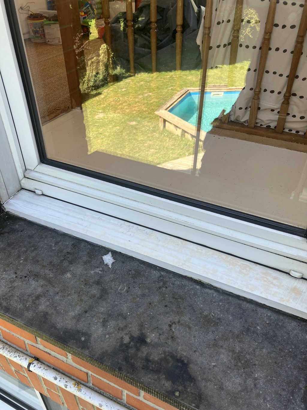 Seuil et encadrements après nettoyage par nord vitres – résultat propre