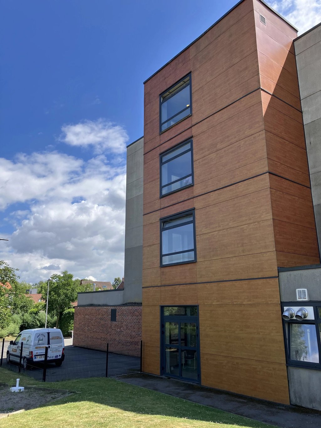 Façade vitrée après nettoyage à l’eau pure par nord vitres