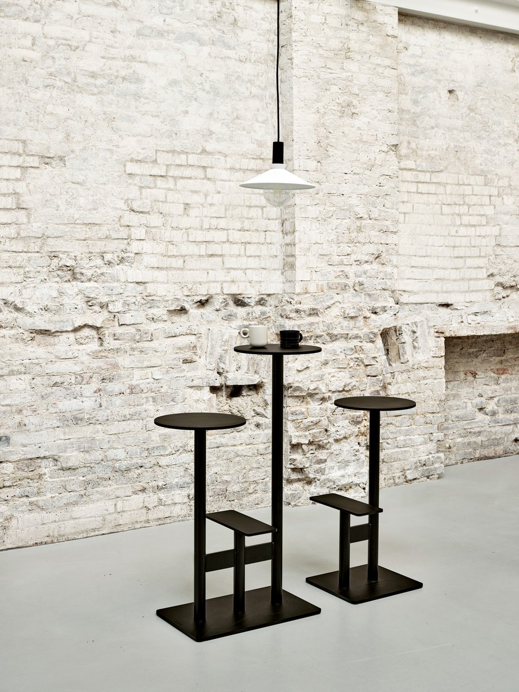 metalinis baro kedes ir stalo derinys