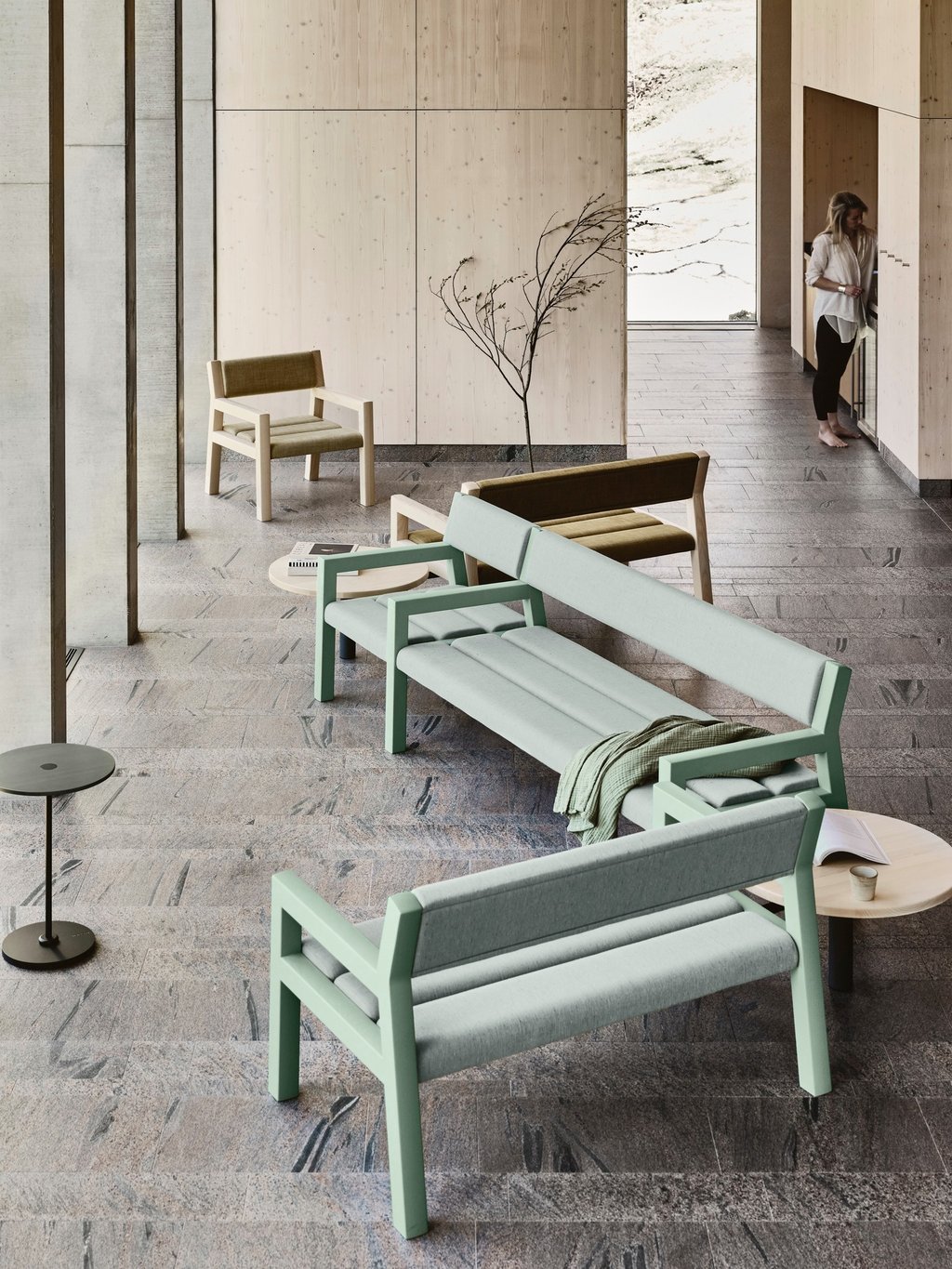 paminkstintas suolas viesai erdvei