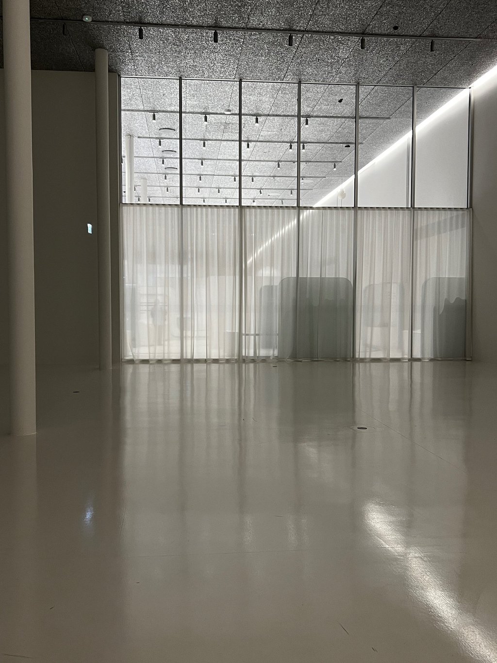 Aukštos erdvės ir akustiniai sprendimai