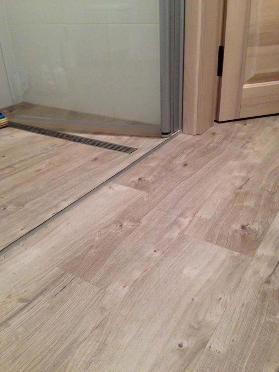 vinilo grindys vonioje