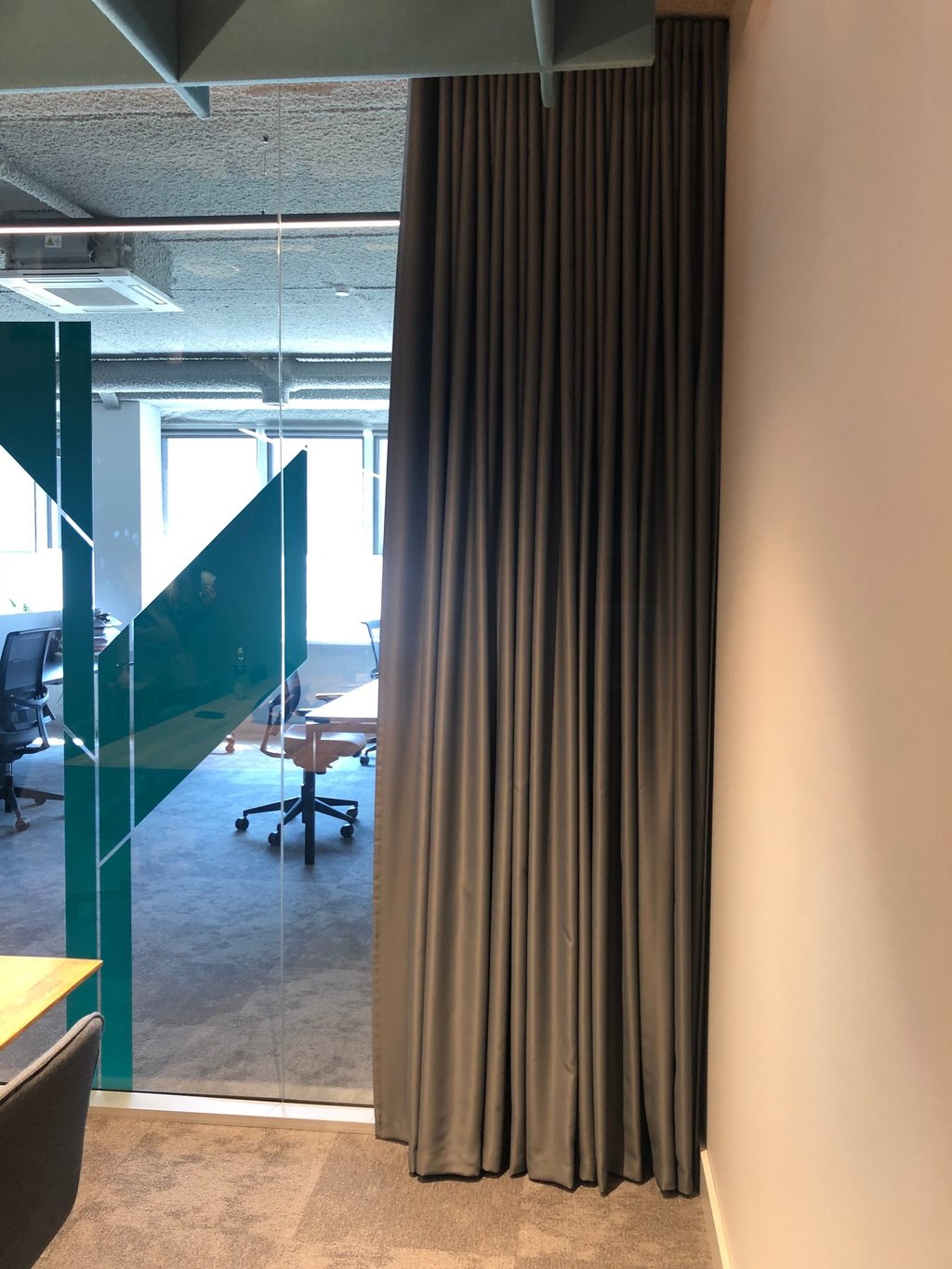 akustines uzuolaidos biurui