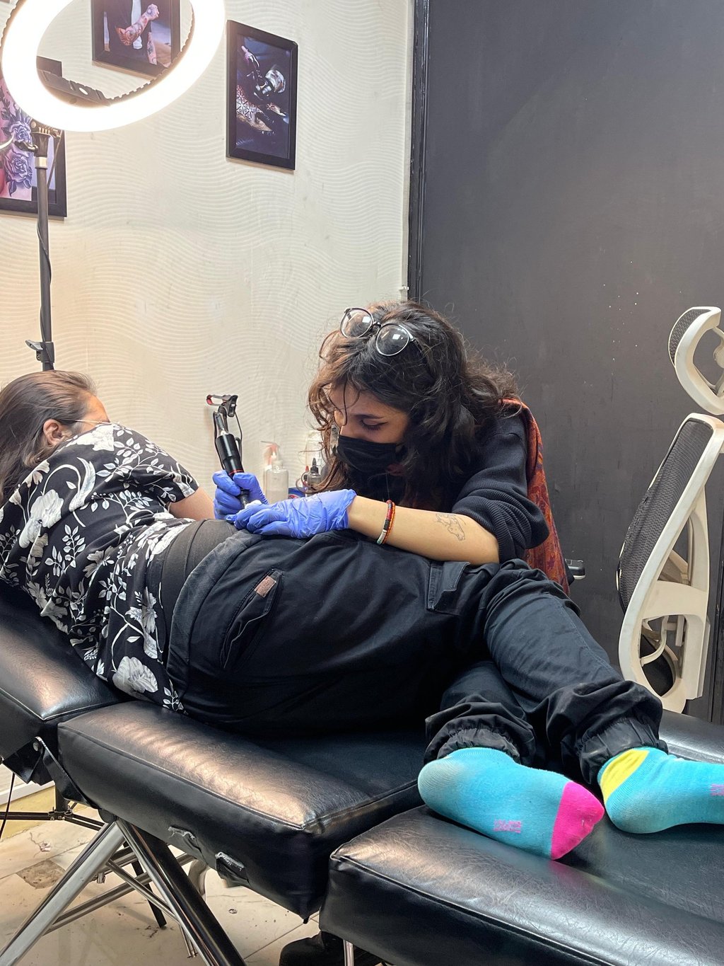tattoo artist doing tattoo in lahore
