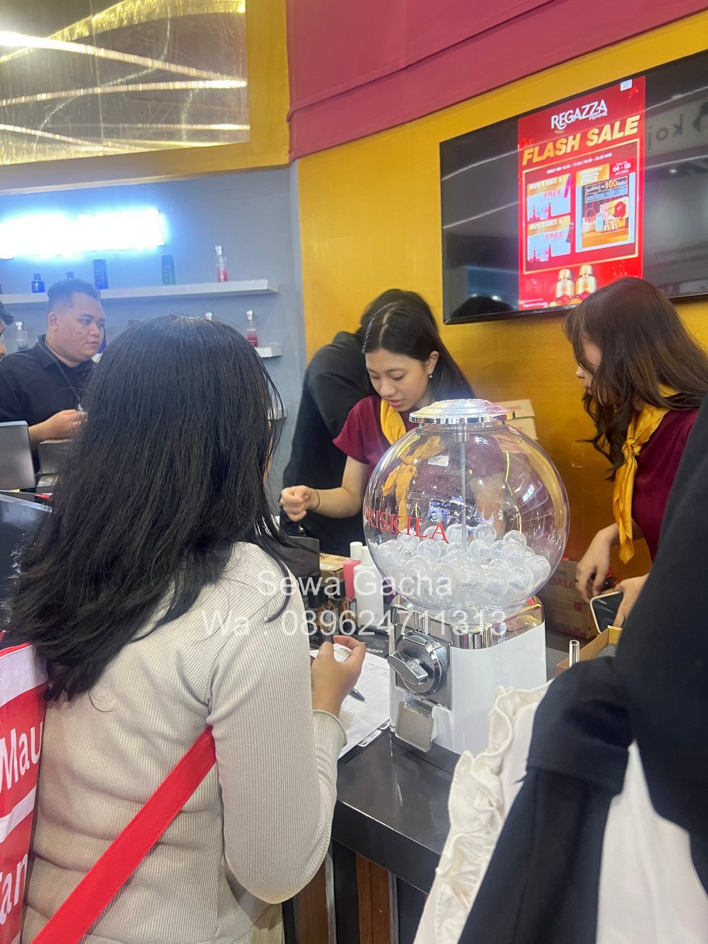 Sewa gacha custom branding untuk event