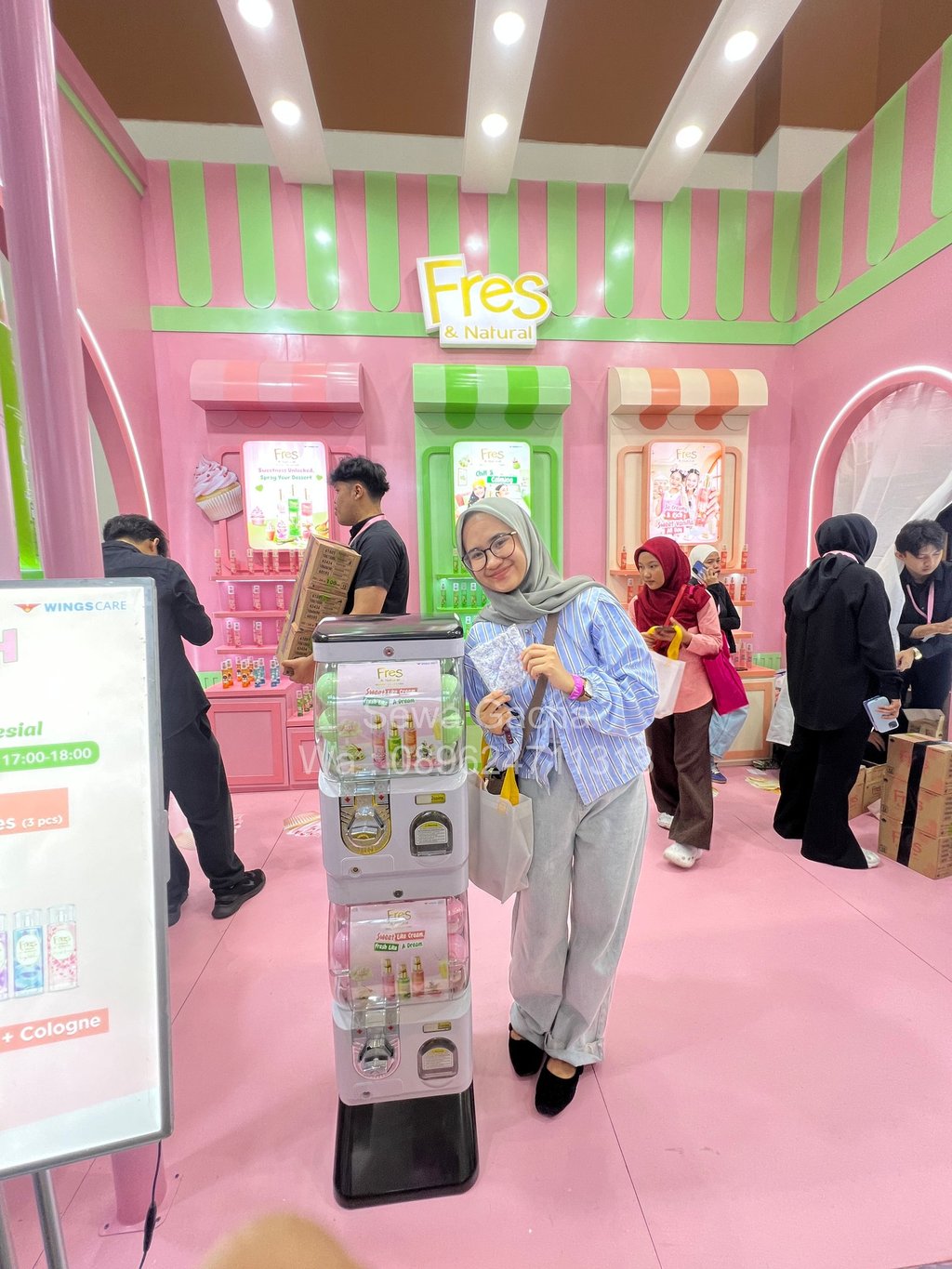 Sewa mesin gacha interaktif untuk booth