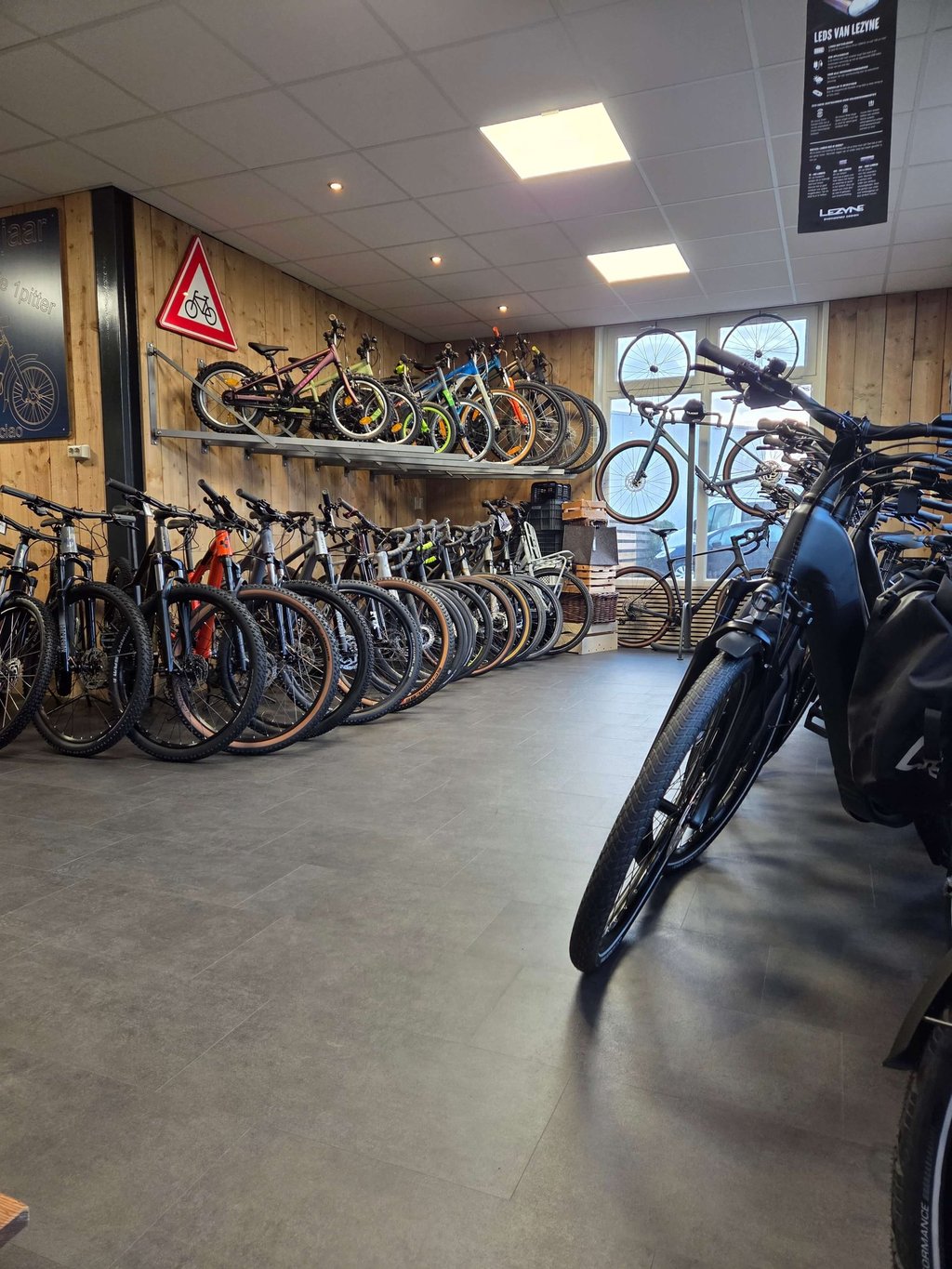 Fietsen in de showroom van Otto’s Tweewielershop.